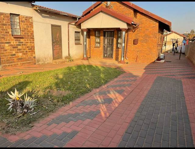 2 BEDROOM HOUSE FOR SALE IN BEVERLY HILLS